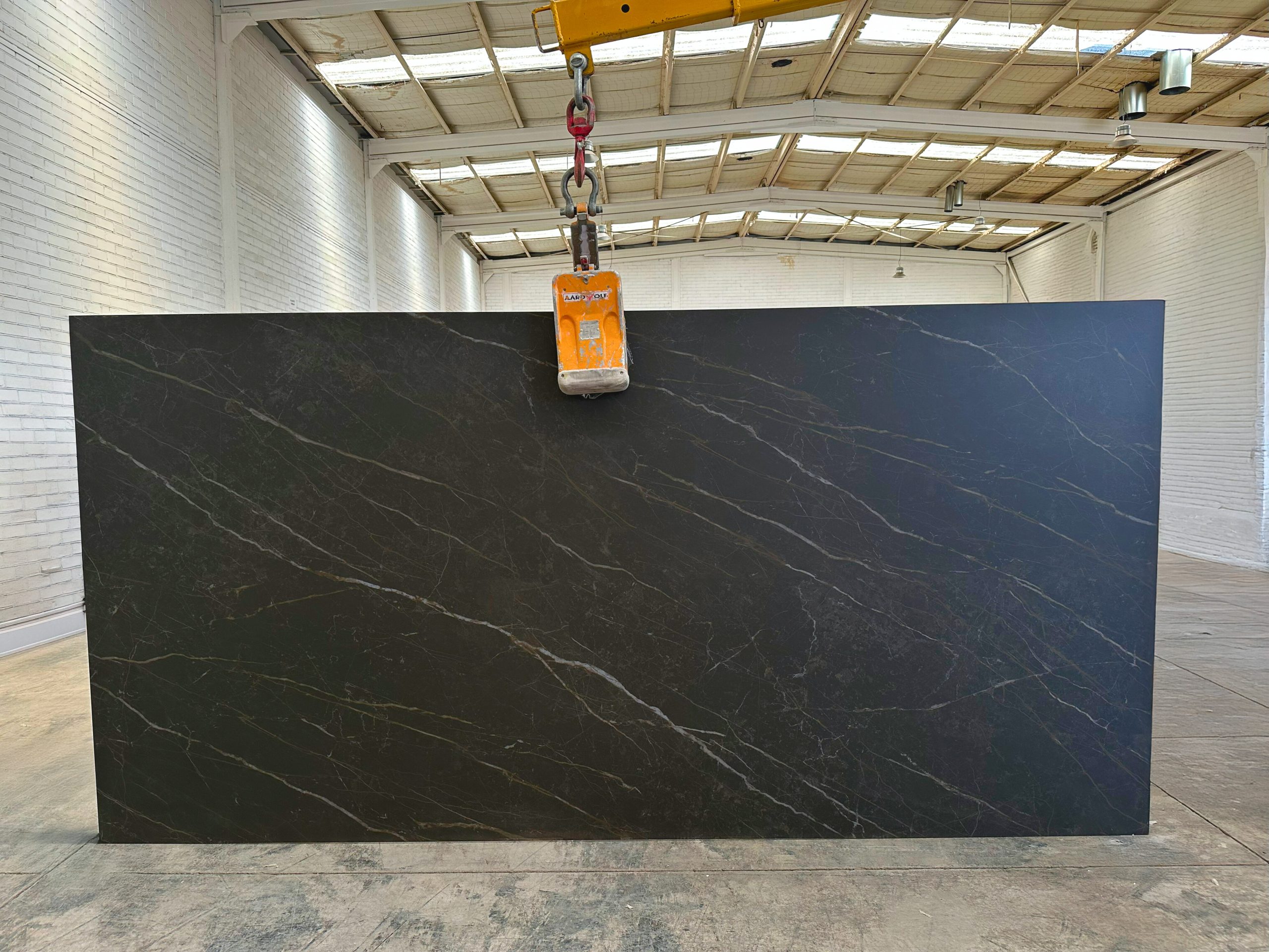 Placa completa de Creastone Ultracompacto Laurent Golden en tono oscuro con vetas doradas para cubiertas y revestimientos