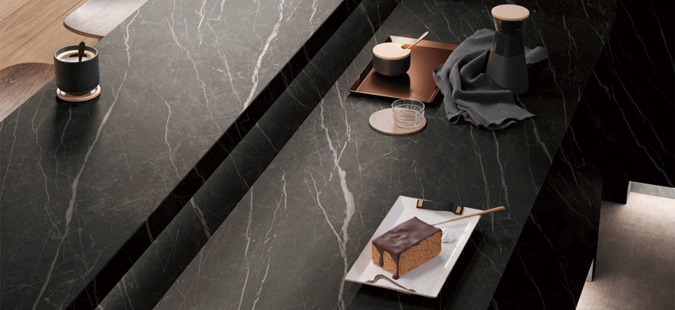 Cubierta en Creastone Ultracompacto Laurent Golden aplicada en superficie de diseño con acabado oscuro y vetas doradas