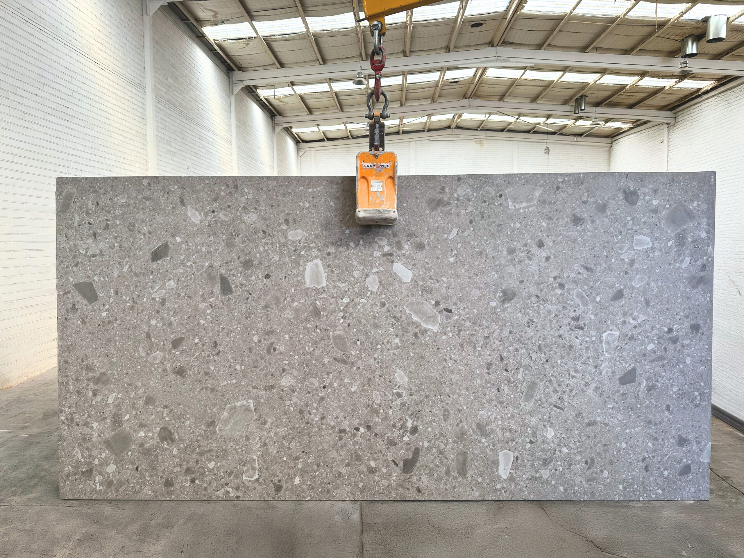 Placa completa de Creastone Ultracompacto Belobog con diseño claro tipo terrazo para cubiertas y revestimientos