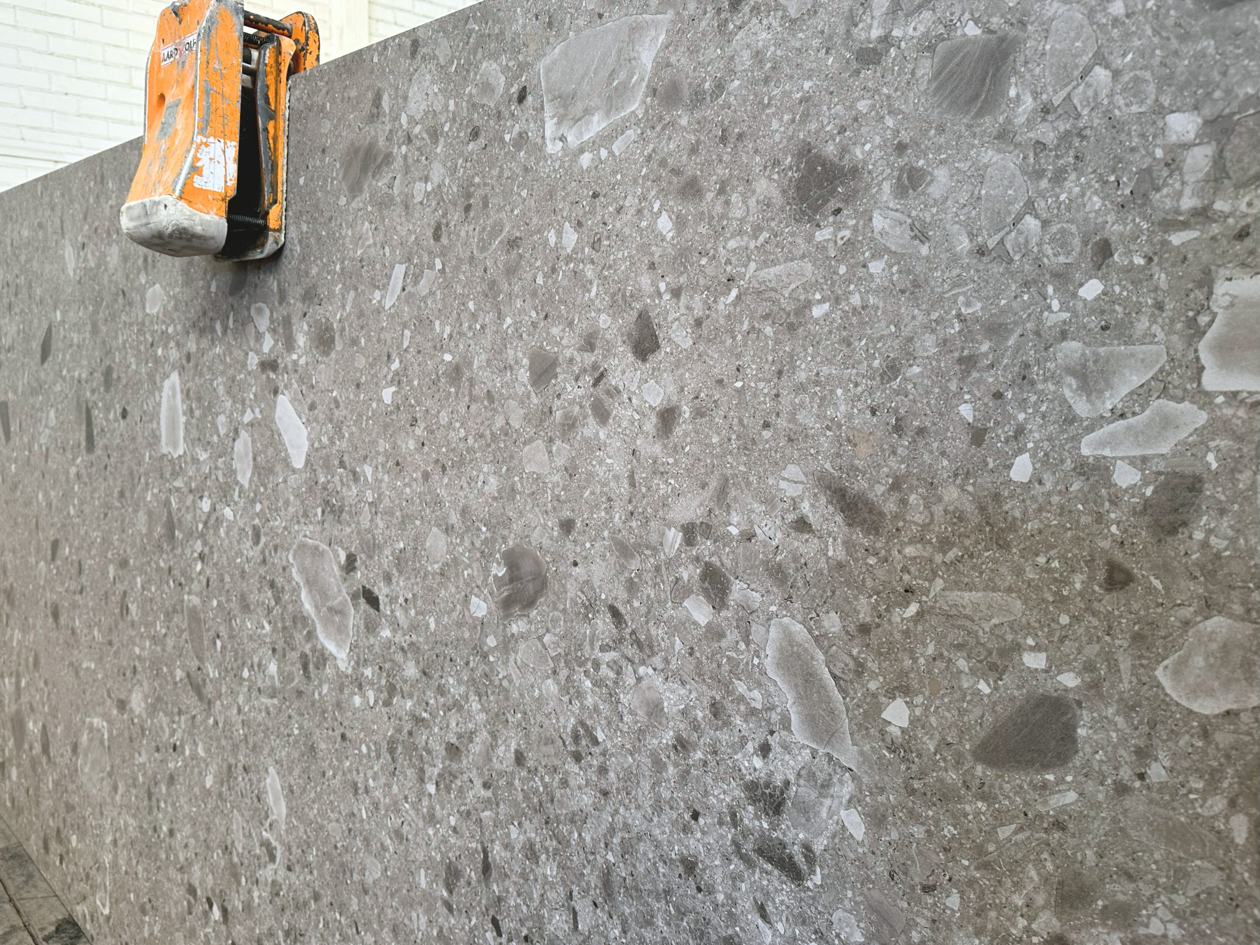 Placa completa de Creastone Ultracompacto Belobog con diseño claro tipo terrazo para cubiertas y revestimientos