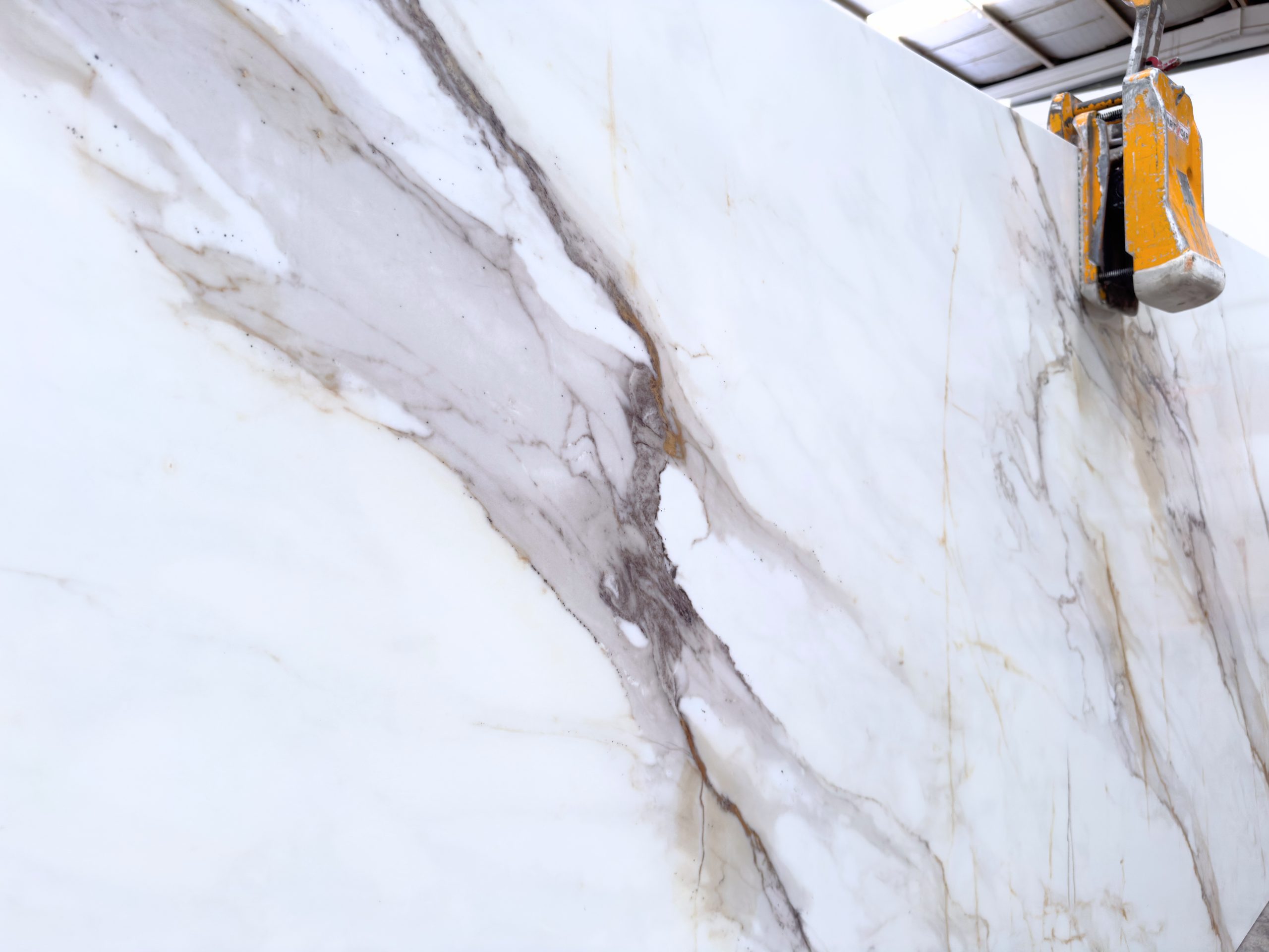 Detalle de veta dorada en cuarzo impreso Calacatta Aurea Creastone Fusión de alta resolución