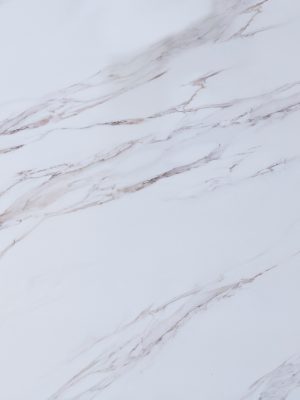 Detalle de vetas suaves en cuarzo impreso Calacatta Nebia Creastone Fusión de alta resolución