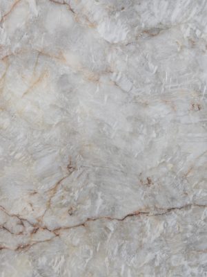 Textura de cuarcita Cristallo White natural con efecto translúcido y vetas suaves en tonos blancos y cálidos, ideal para cubiertas y proyectos premium