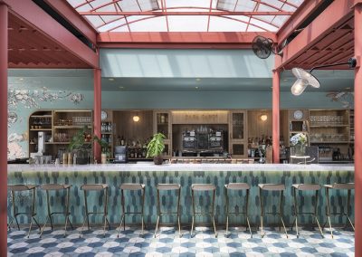 Bar del restaurante Casa Sanz con cubierta de aglomerado de mármol Palladio Fenice de Santamargherita, aplicado en barra curva con diseño contemporáneo y acabado elegante.