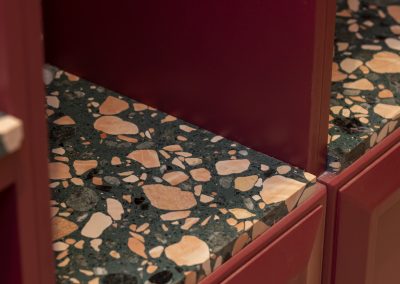 Repisa interior revestida en aglomerado de mármol Palladio Fenice Santamargherita en cava de vinos del proyecto Bidasoa.