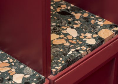 Aplicación de aglomerado de mármol Palladio Fenice Santamargherita en mobiliario a medida para cava Bidasoa.