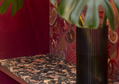 Proyecto Cava Bidasoa con revestimientos interiores en aglomerado de mármol Palladio Fenice de Santamargherita, aplicado en estanterías y superficies decorativas.