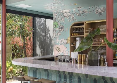 Detalle de barra curva del restaurante Casa Sanz revestida con Palladio Fenice, aglomerado de mármol Santamargherita ideal para proyectos gastronómicos de alto estándar.