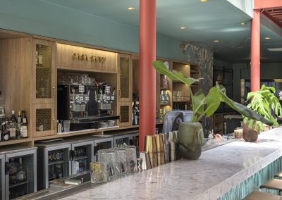 Vista lateral del bar del restaurante Casa Sanz con cubierta en Palladio Fenice de Santamargherita, combinando resistencia, diseño y sofisticación.