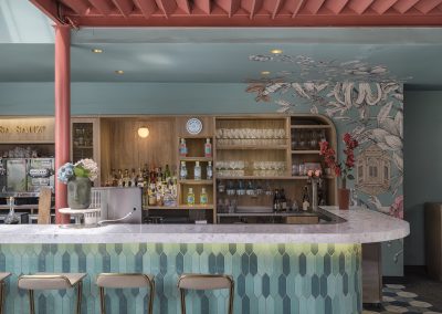 Bar del restaurante Casa Sanz con cubierta Palladio Fenice de Santamargherita, integrada a revestimientos cerámicos y mobiliario de diseño contemporáneo.