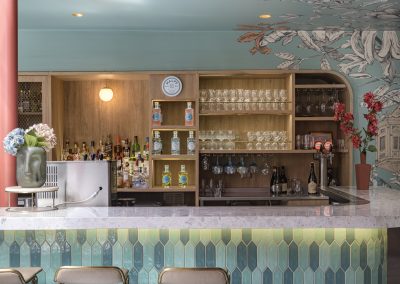 Vista frontal del bar del restaurante Casa Sanz, proyecto realizado con cubierta de aglomerado de mármol Palladio Fenice de Santamargherita, ideal para espacios comerciales de alto tráfico.