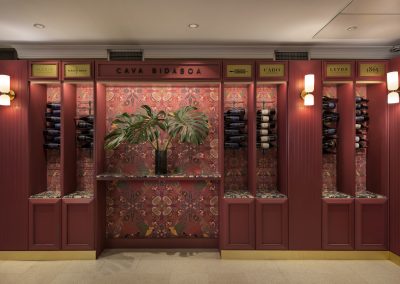 Estanterías de cava de vinos revestidas con aglomerado de mármol Palladio Fenice Santamargherita en proyecto Cava Bidasoa.