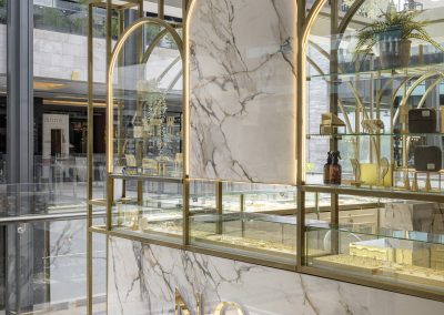 Panel vertical en ultracompacto Calacatta Luxury con iluminación integrada en joyería NOA