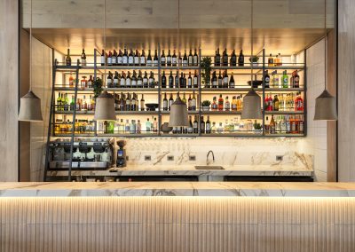 Barra principal del Restaurante Margó en Chicureo con cubierta de ultracompacto Calacatta Luxury para uso gastronómico