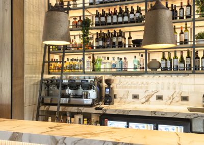 Vista lateral de barra de bar en ultracompacto Calacatta Luxury instalada en el Restaurante Margó Chicureo