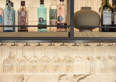 Back bar del Restaurante Margó Chicureo con superficies en ultracompacto Calacatta Luxury y diseño interior contemporáneo