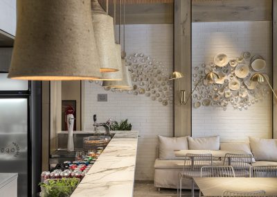 Área de atención del Restaurante Margó Chicureo con barra revestida en ultracompacto Calacatta Luxury