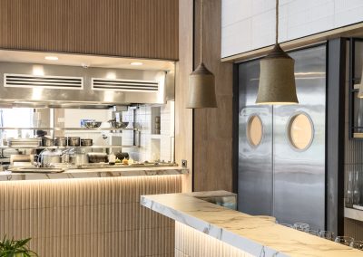 Primer plano de cubierta de ultracompacto Calacatta Luxury en barra del Restaurante Margó Chicureo