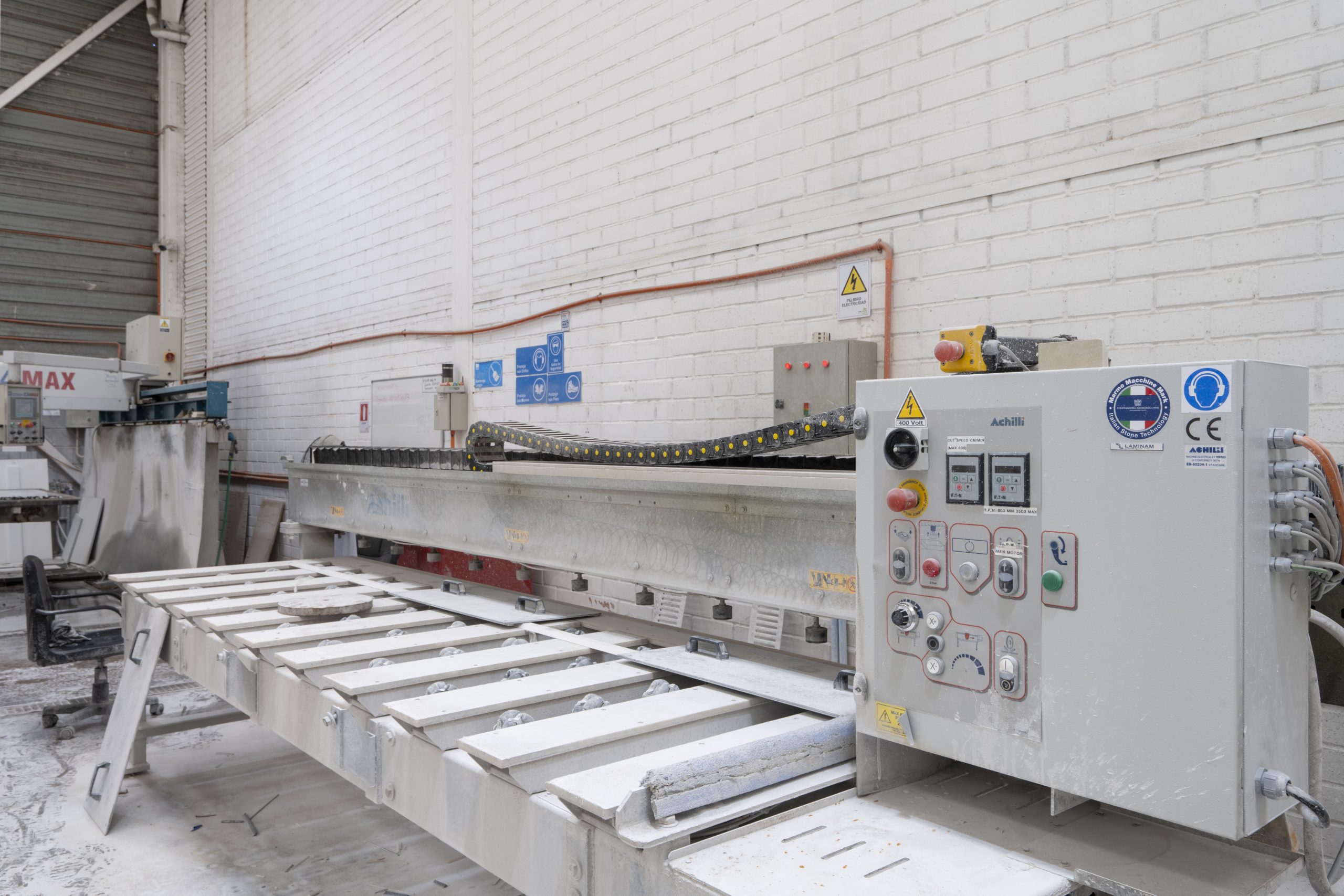 Línea industrial de fabricación y acabado de cubiertas de piedra, con maquinaria especializada en la planta Casamura