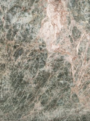 Placa de cuarcita exótica Maragogi en gran formato, con tonalidades verdes y vetas orgánicas, ideal para cubiertas y proyectos de alto estándar