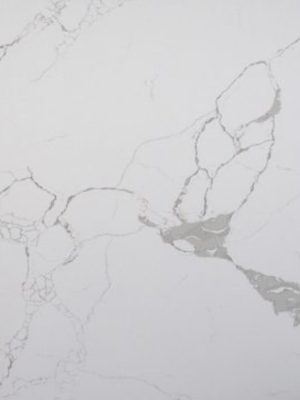 Cuarzo Santamargherita Mistral de fondo blanco con vetas grises suaves, ideal para cubiertas y superficies interiores