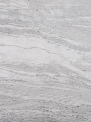Textura de mármol Paraná natural con vetas horizontales suaves en tonos blancos y grises, utilizada en cubiertas de cocina y proyectos de interiorismo