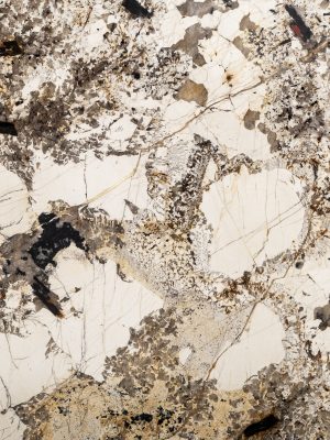 Textura de cuarcita Patagonia natural con composición mineral única y vetas en tonos blanco, gris, negro y dorado, utilizada en cubiertas y revestimientos de alto impacto