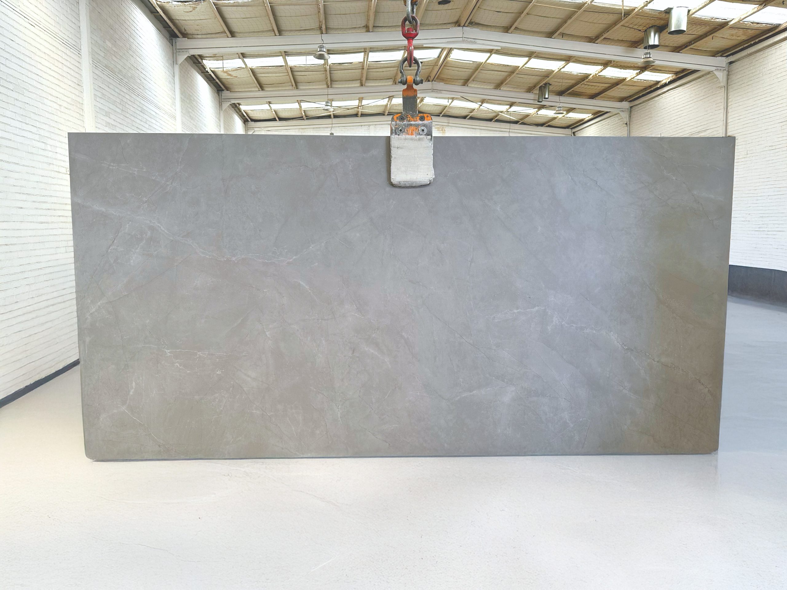 Placa completa Pulpis Grey de Creastone ultracompacto en bodega Casamura, superficie gris elegante y resistente