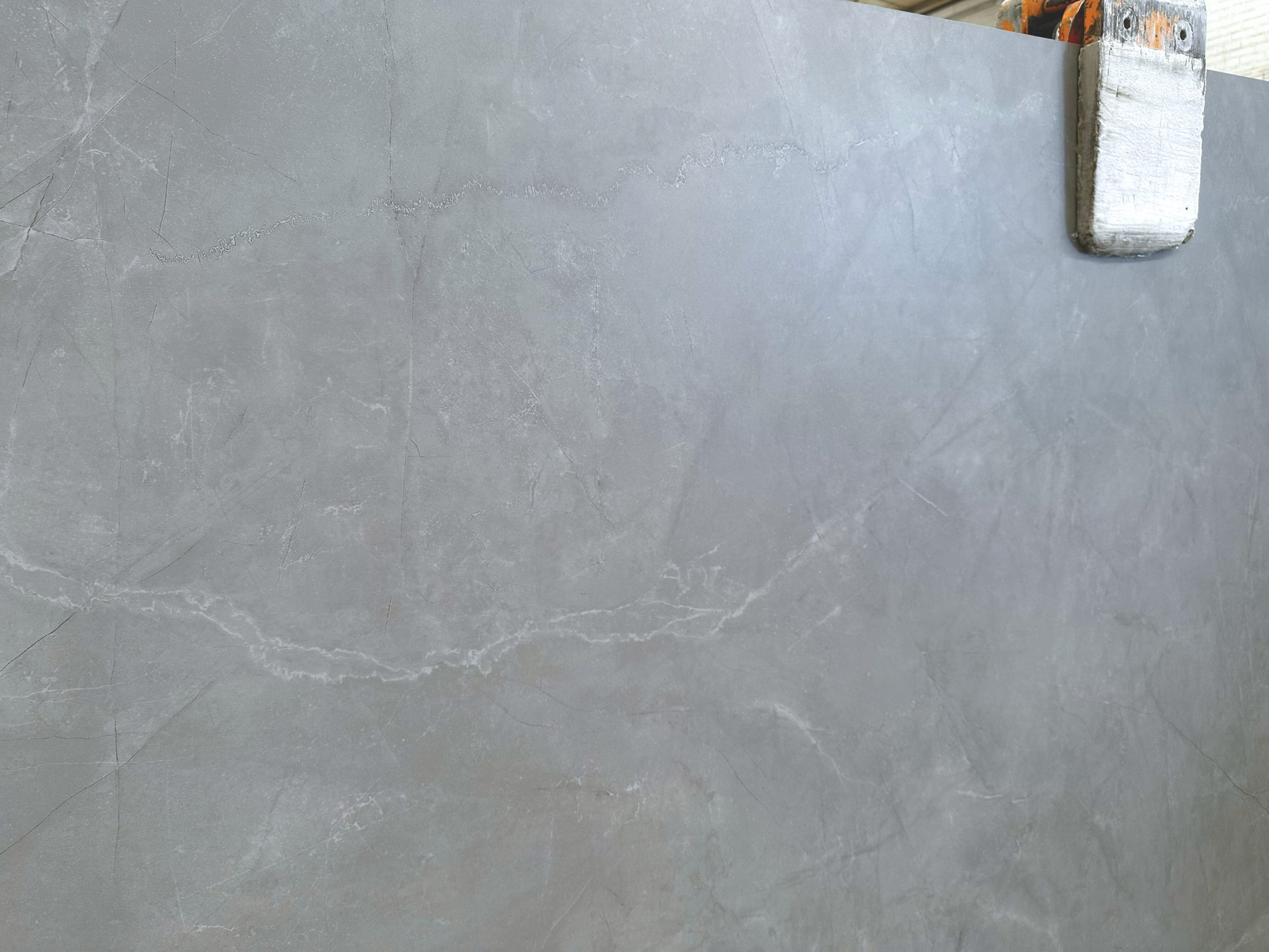 Detalle de veta Pulpis Grey en Creastone ultracompacto, cubierta gris de aspecto natural y alta durabilidad