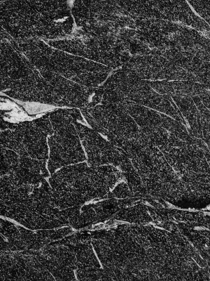 Granito American Black de color negro con vetas claras naturales, ideal para cubiertas de cocina y proyectos arquitectónicos.