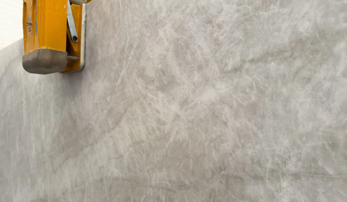 Detalle de Creastone ultracompacto Taj Mahal Mate con acabado mate y vetas sutiles, usado en proyectos de cocina y baño.