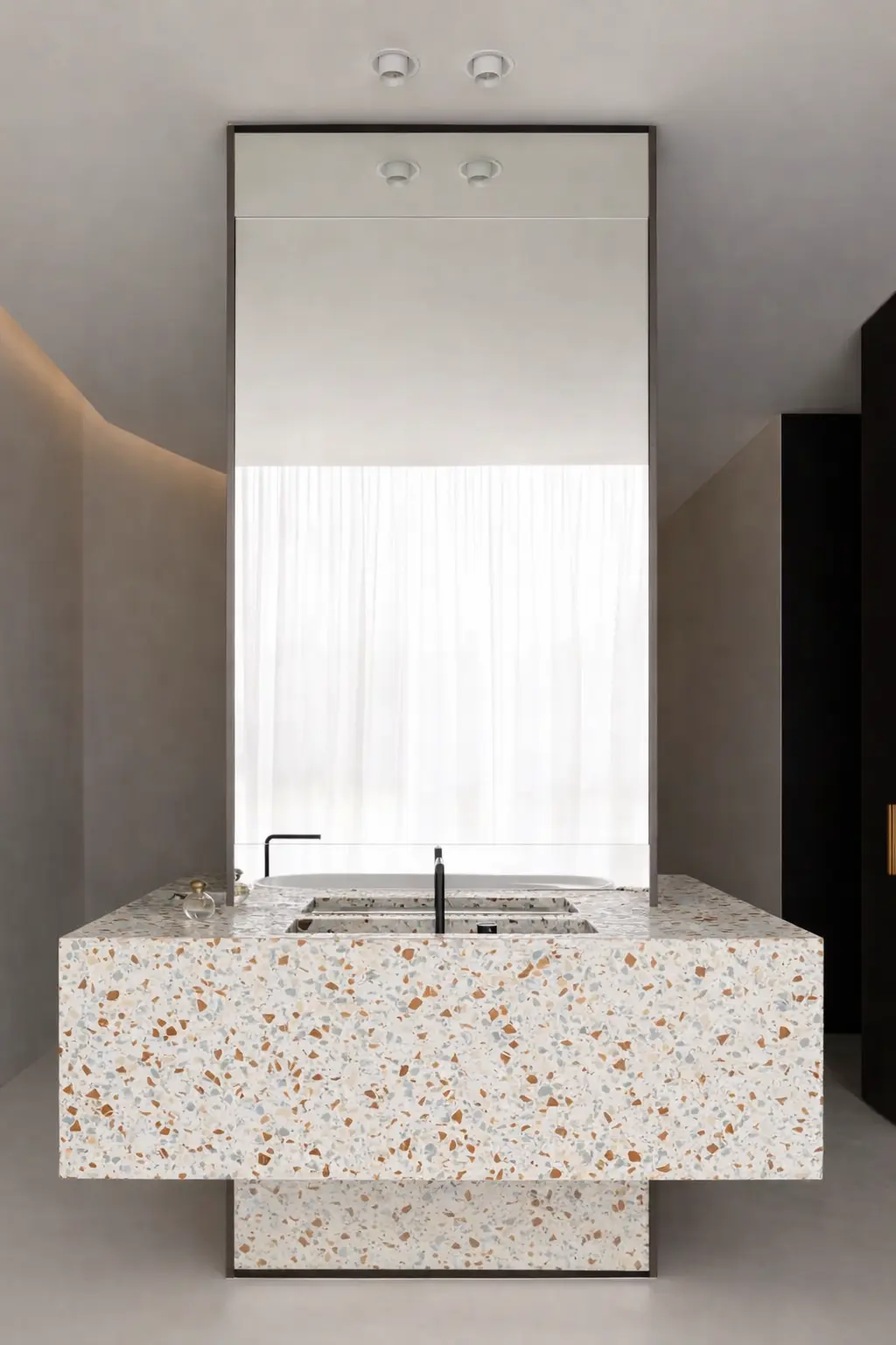 Vanitorio de baño moderno con cubierta Palazzo Foscari, aglomerado de mármol de la línea Santamargherita en tonos blancos, grises y terracota.