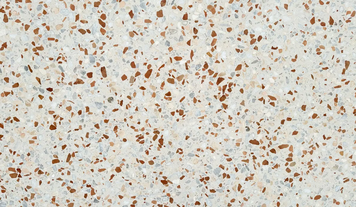 Detalle de textura Palazzo Foscari, aglomerado de mármol Santamargherita con base clara y fragmentos minerales en tonos terracota y gris.