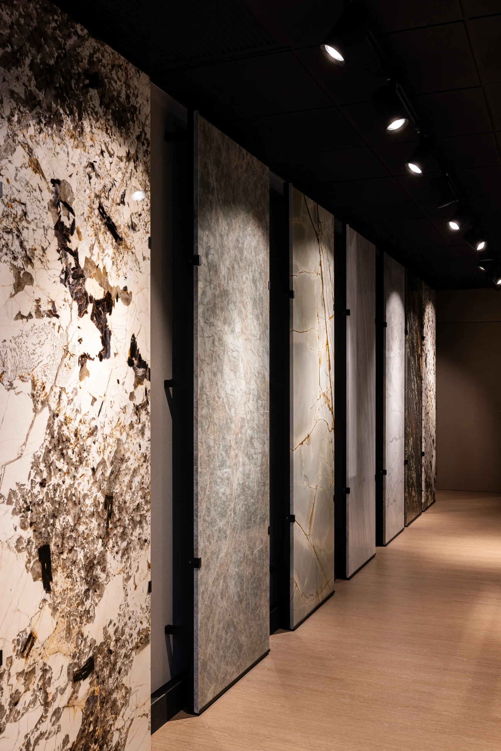 Galería de placas de piedra natural retroiluminadas en showroom Casamura