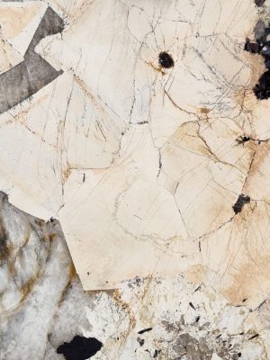Cuarcita Patagonia Premium – Detalle de textura con cristales beige e inclusiones negras