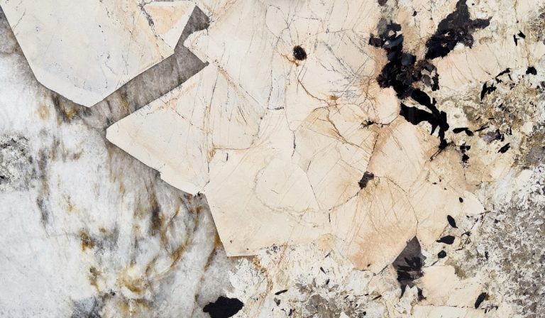 Cuarcita Patagonia Premium – Detalle de textura con cristales beige e inclusiones negras
