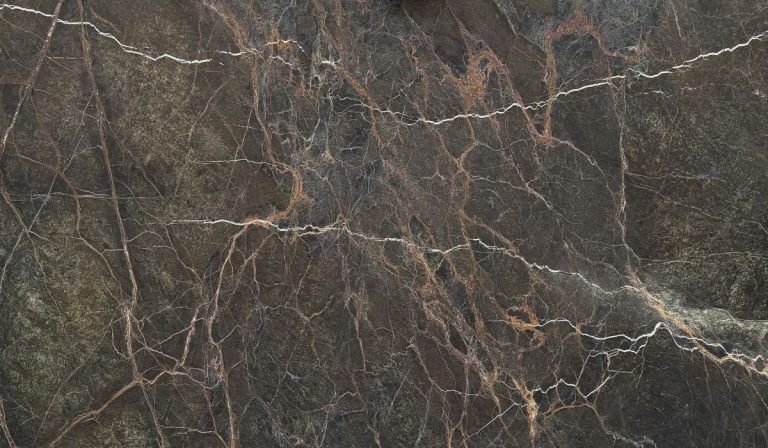 Detalle de granito Rainforest Green con fondo verde oscuro y vetas cobrizas y blancas