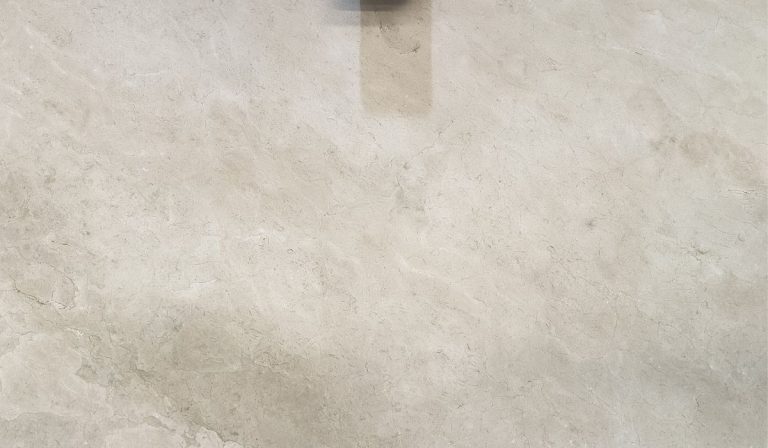 Textura del mármol Crema Marfil con fondo crema, veta fina y variaciones suaves de tono