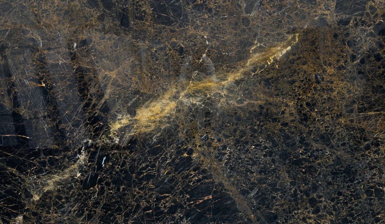 Textura del mármol Nero Dorato con fondo negro y red de vetas doradas