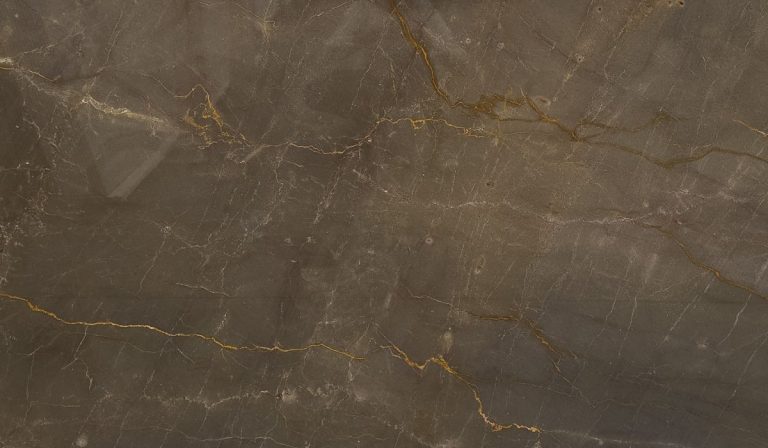 Textura del mármol New Armani Bronze con fondo marrón y vetas doradas y blancas finas