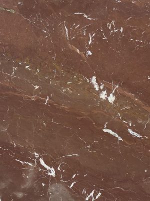Textura del mármol Rosso Alicante, fondo rojo con vetas blancas y banda ocre en diagonal