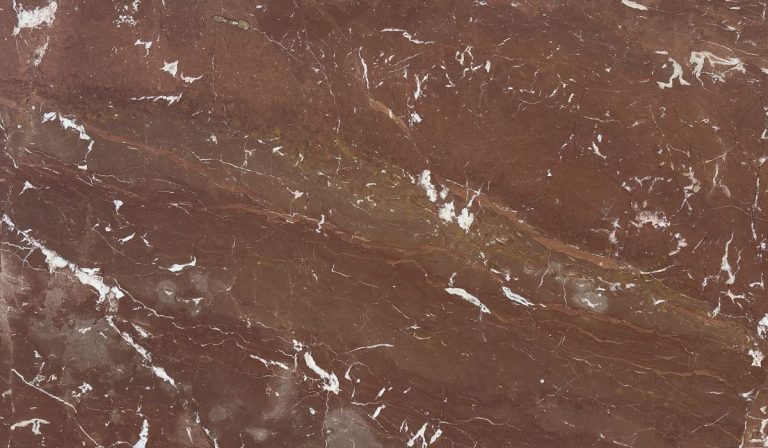 Textura del mármol Rosso Alicante, fondo rojo con vetas blancas y banda ocre en diagonal